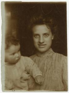 Ritratto di famiglia - Donna con bambino in braccio