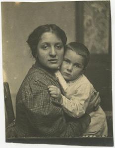Ritratto di famiglia - Donna con bambino in braccio - Abbraccio