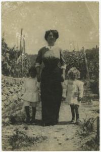 Ritratto di famiglia - Donna con due bambini - Esterno, campo coltivato con terrazzamenti