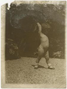 Ritratto infantile - Leopolda Metlicovitz nuda - Esterno, giardino