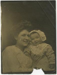 Ritratto di famiglia - Elvira Lazzaroni con la figlia Leopolda Metlicovitz neonata