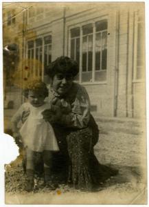 Ritratto di famiglia - Donna con Roberto Metlicovitz - Esterno, edificio sullo sfondo