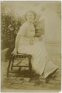 Ritratto femminile - Elvira Lazzaroni su una sedia - Esterno