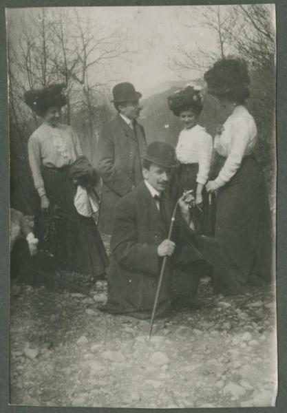 Ritratto di gruppo - Due uomini con tre donne - Esterno - Sentiero - Montagna