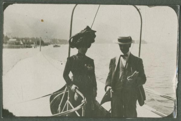 Ritratto di coppia - Uomo e donna su una barca - Esterno - Lago