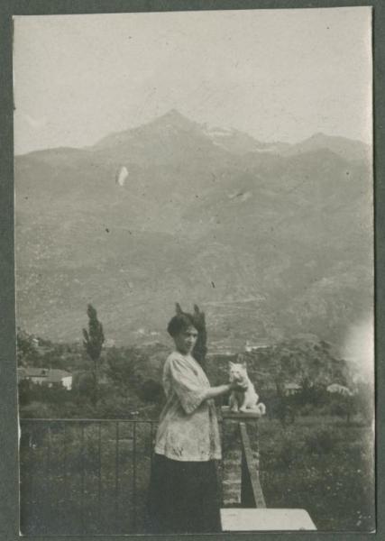 Ritratto femminile - Donna con gatto sul terrazzo - Alpi Occidentali - Rocciamelone - Montagne