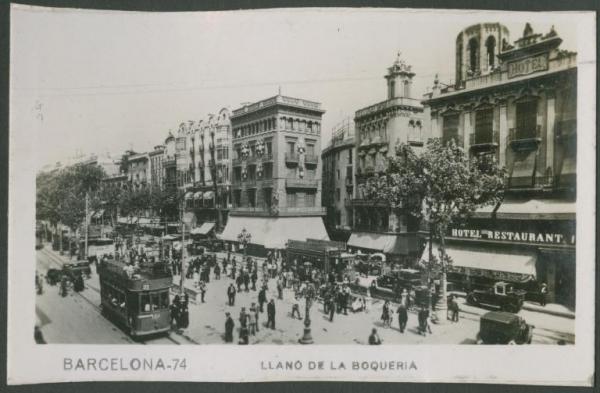 Barcellona - Llano de la Boqueria - Rambla de las flores - Hotel ristorante Internacional - Palazzi - Tranvia, tram - Uomini - Veduta dall'alto