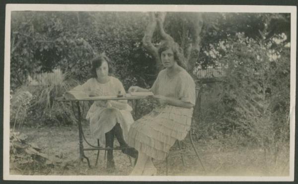 Ritratto femminile - Marieda Di Stefano con altra ragazza sedute a un tavolo - Studio, libri - Esterno - Giardino