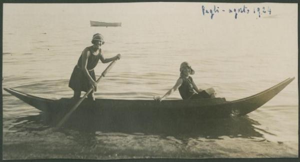 Ritratto femminile - Marieda Di Stefano ai rami con altra ragazza in costume da bagno su una barca - Genova: Pegli - Mare