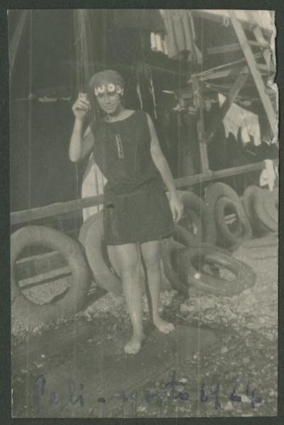 Ritratto femminile - Leli Di Stefano in costume da bagno - Genova: Pegli - Mare - Spiaggia
