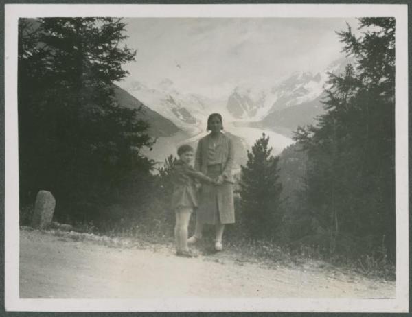 Ritratto di famiglia - Marieda Di Stefano con Gigi Bosisio - St. Moritz - Strada - Bernina - Alpi - Ghiacciaio del Morteratsch - Neve