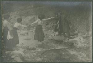 Ritratto di gruppo - Tre donne e un uomo - Esterno - Piccolo corso d'acqua