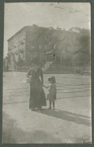 Ritratto di famiglia - Donna con bambina - Torino - Piazza Solferino - Monumento equestre a Ferdinando di Savoia