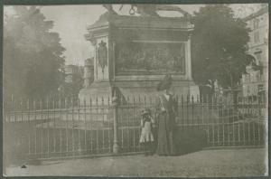 Ritratto di famiglia - Donna con bambina - Torino - Piazza Solferino - Monumento equestre a Ferdinando di Savoia