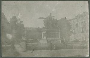 Torino - Piazza Solferino - Monumento equestre a Ferdinando di Savoia - Ritratto di famiglia - Donna con bambina