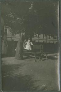 Ritratto di famiglia - Donna con bambino su una panchina - Torino - Giardino
