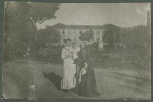 Ritratto di famiglia - Donna con bambino e altra donna - Torino - Aiuola Balbo, giardino - Statua di Cesare Balbo
