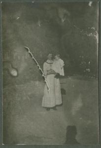 Ritratto di famiglia - Donna con bambino in braccio - Torino - Aiuola Balbo, giardino