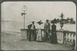 Ritratto di gruppo - Due donne e due uomini, coppie - Esterno - Lago
