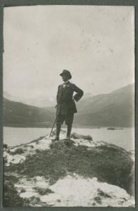 Ritratto maschile - Uomo su una roccia - Alpi Occidentali - Rocciamelone - Montagne - Lago alpino