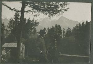 Ritratto maschile - Due uomini in un prato - Alpi sullo sfondo - Montagne