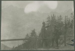Ritratto maschile - Due uomini su un sentiero - Alpi sullo sfondo - Montagne