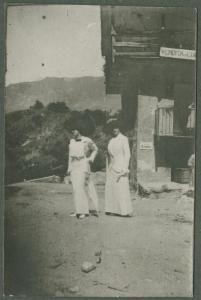 Ritratto femminile - Due donne davanti a un edificio rurale - Alpi sullo sfondo - Montagne
