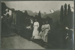 Ritratto di gruppo - Tre donne in un prato - Cane - Alpi Occidentali - Montagne