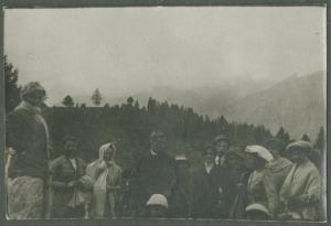 Ritratto di gruppo - Uomini e donne in un prato - Esterno - Montagne