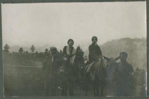 Ritratto di gruppo - Due donne a cavallo e uomini - Esterno - Prato - Montagne