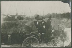 Ritratto di gruppo - Uomini e una donna su un carrozza - Esterno - Strada