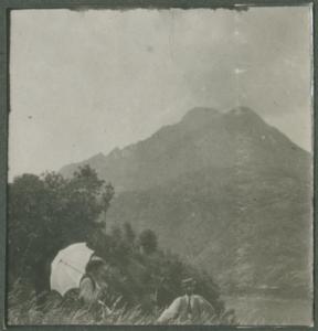 Ritratto di coppia - Uomo e una donna seduta con ombrello - Esterno - Prato - Montagna
