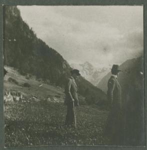 Ritratto maschile - Due uomini - Esterno - Prato - Montagne - Escursione