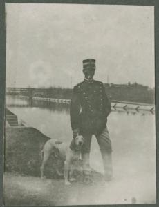 Ritratto maschile - Militare - Cane - Esterno - Canale