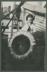 Ritratto infantile - Bambino vestito da marinaio con salvagente sul piroscafo Tomaso di Savoia Genova - Genova (?) - Porto