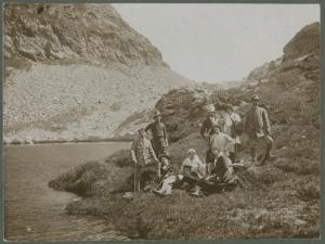 Ritratto di gruppo - Uomini, donne e militare in un prato - Esterno - Montagna - Lago - Escursione