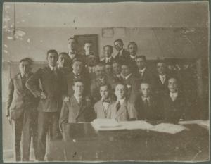 Ritratto di gruppo maschile - Antonio Boschi con gli altri studenti e il professore - Interno - Scuola, aula