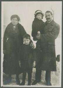 Ritratto di famiglia - Coppia con bambini - Esterno - Prato - Neve
