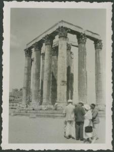 Atene - Tempio di Zeus Olimpio - Gruppo di turisti
