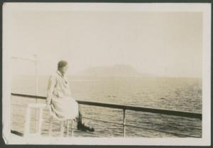Ritratto femminile - Marieda Di Stefano sul piroscafo verso Tangeri - Mare - Veduta di Algeciras sullo sfondo