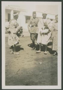 Ritratto di gruppo - Marieda Di Stefano con un militare e due venditori ambulanti - Polli - Marocco - Frontiera franco-spagnola