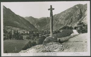 Andorra La Vella - Croce in pietra - Strada per Santuario di Nostra Signora di Meritxell - Valle - Pirenei, montagne