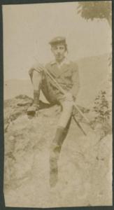 Ritratto maschile - Marco Di Stefano seduto su una pietra con bastone - Esterno - Montagna - Escursione