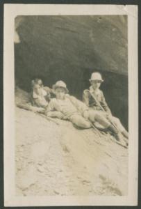 Ritratto di gruppo - Agostino Di Stefano con il fratello Marco e altro ragazzo sdraiati su una roccia - Esterno - Montagna - Escursione