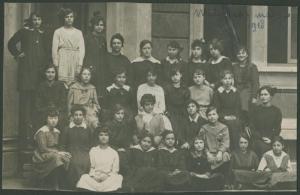 Ritratto di gruppo femminile - Marieda Di Stefano con la sorella Fulvia, altre ragazze, studentesse e insegnante - Milano - Scuola - Cortile