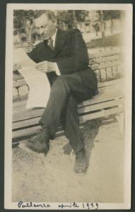 Ritratto maschile - Francesco Di Stefano seduto su una panchina con giornale - Lettura - Verbania: Pallanza - Giardini