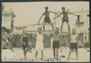 Ritratto di gruppo - Ragazzi in costume da bagno - Gioco, acrobati - Finale Ligure: Finalmarina (Finale Marina) - Mare - Spiaggia