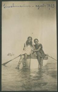 Ritratto femminile - Marieda Di Stefano con altra ragazza sedute su una barca - Finale Ligure: Finalmarina (Finale Marina) - Mare