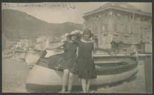 Ritratto femminile - Marieda Di Stefano con la sorella Fulvia appoggiate a una barca - Finale Ligure: Finalmarina (Finale Marina) - Mare - Spiaggia