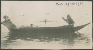 Ritratto femminile - Marieda Di Stefano con altra ragazza ai remi in costume da bagno su una barca - Genova: Pegli - Mare